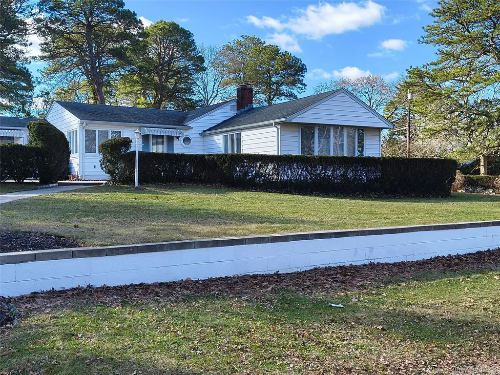 1 Washington Avenue E Hampton Bays NY 11946