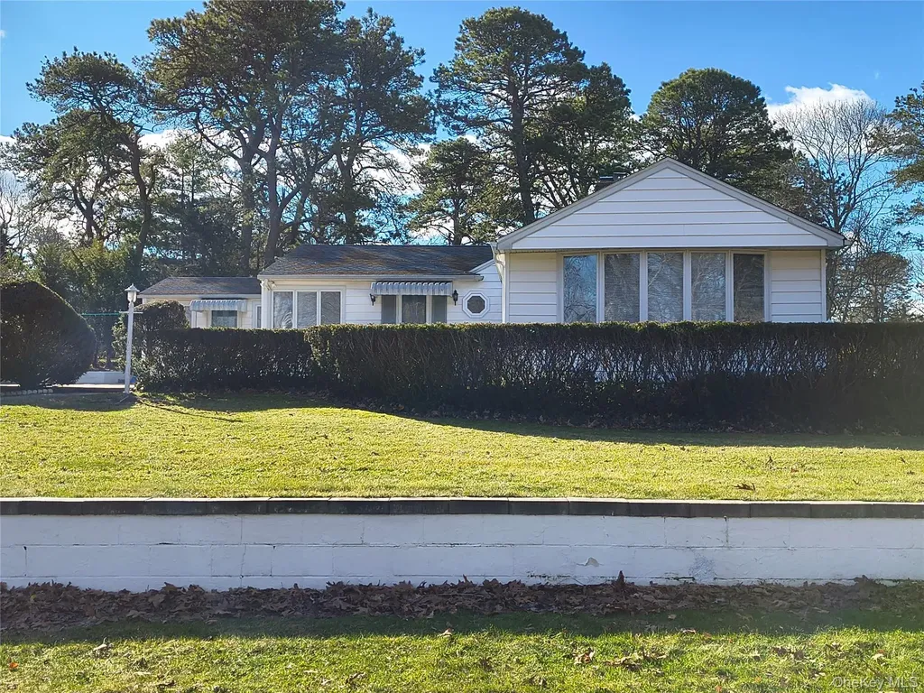1 Washington Avenue E Hampton Bays NY 11946