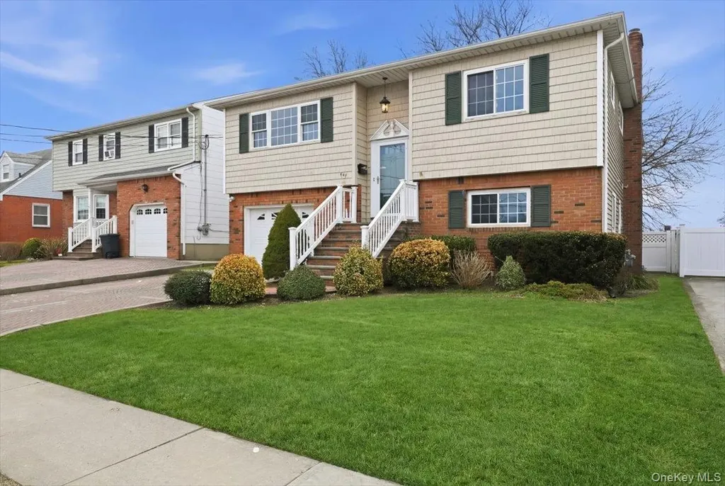 557 Southside Avenue Freeport NY 11520