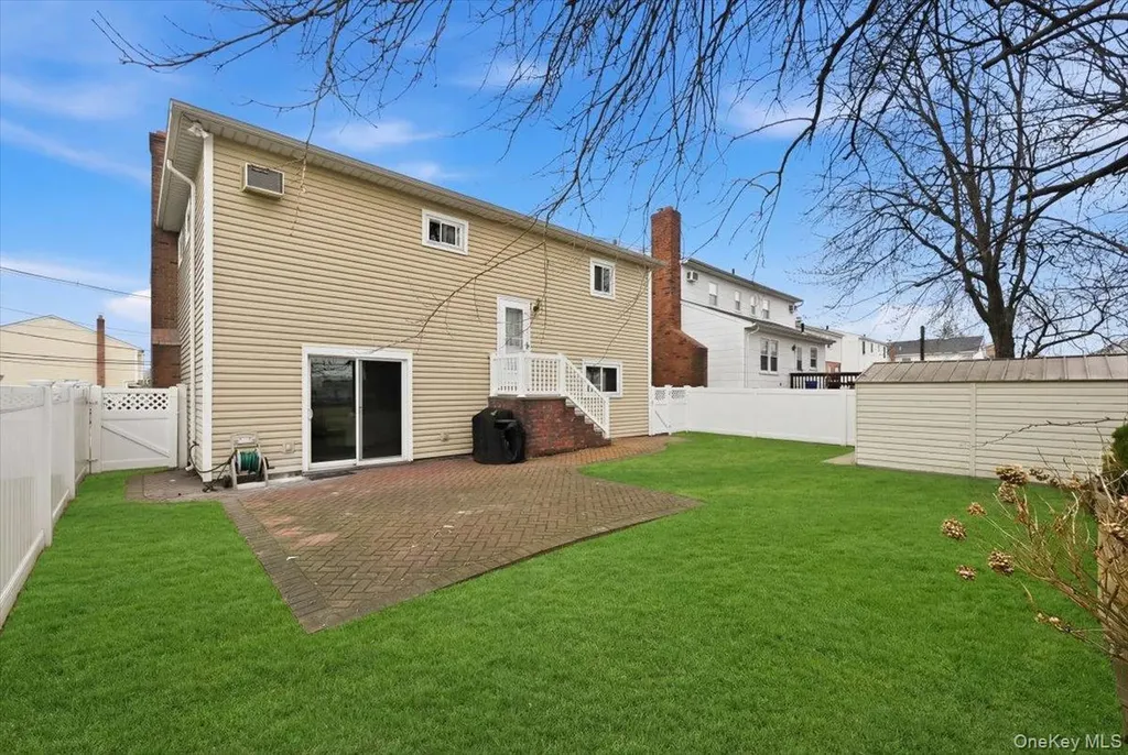 557 Southside Avenue Freeport NY 11520