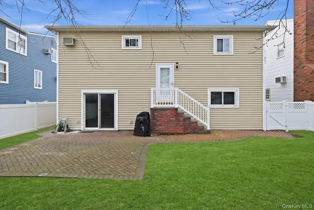 557 Southside Avenue Freeport NY 11520