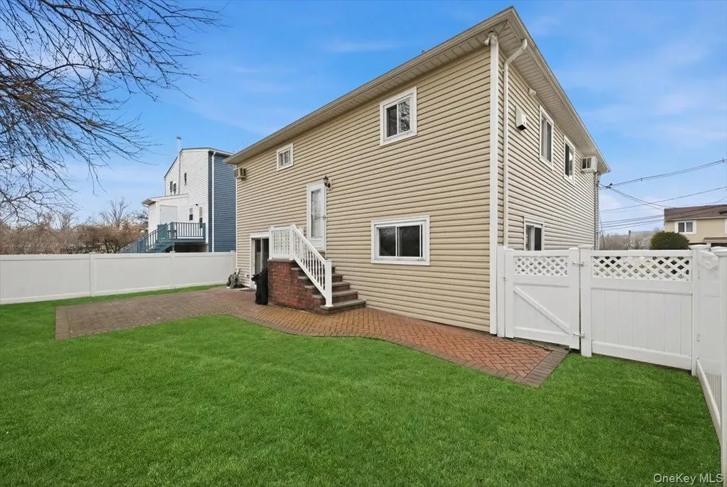 557 Southside Avenue Freeport NY 11520