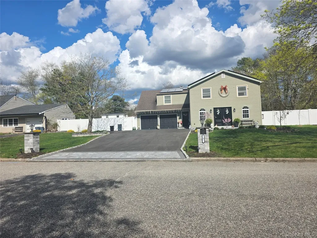 9 Torrey Pine Lane Medford NY 11763