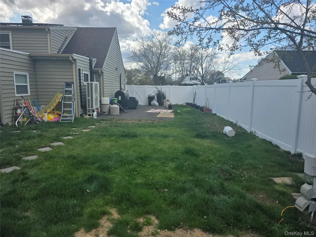 9 Torrey Pine Lane Medford NY 11763