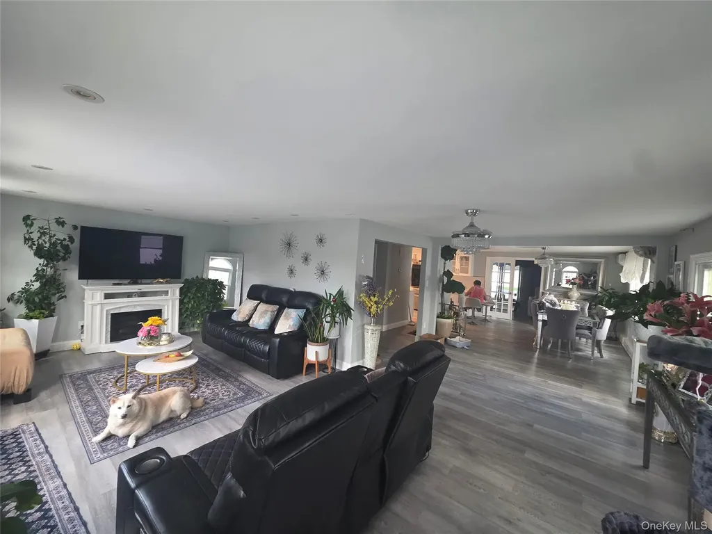 9 Torrey Pine Lane Medford NY 11763