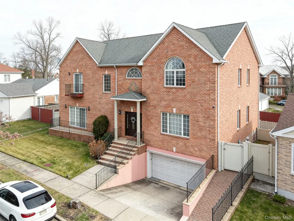 66-19 Commonwealth Boulevard Little Neck NY 11362