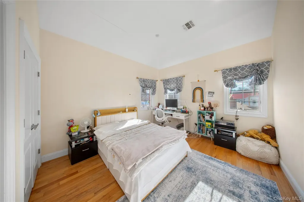66-19 Commonwealth Boulevard Little Neck NY 11362