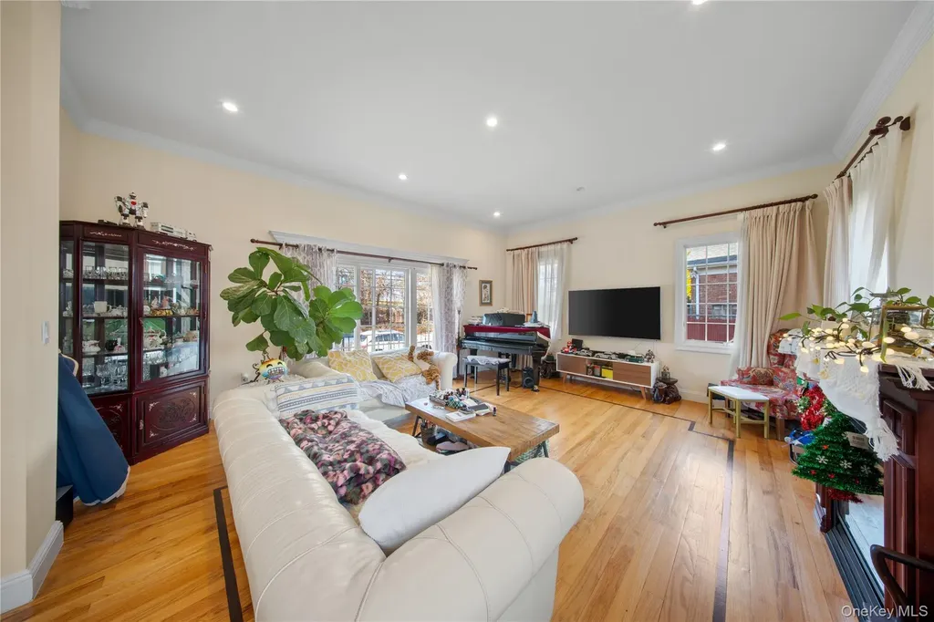 66-19 Commonwealth Boulevard Little Neck NY 11362