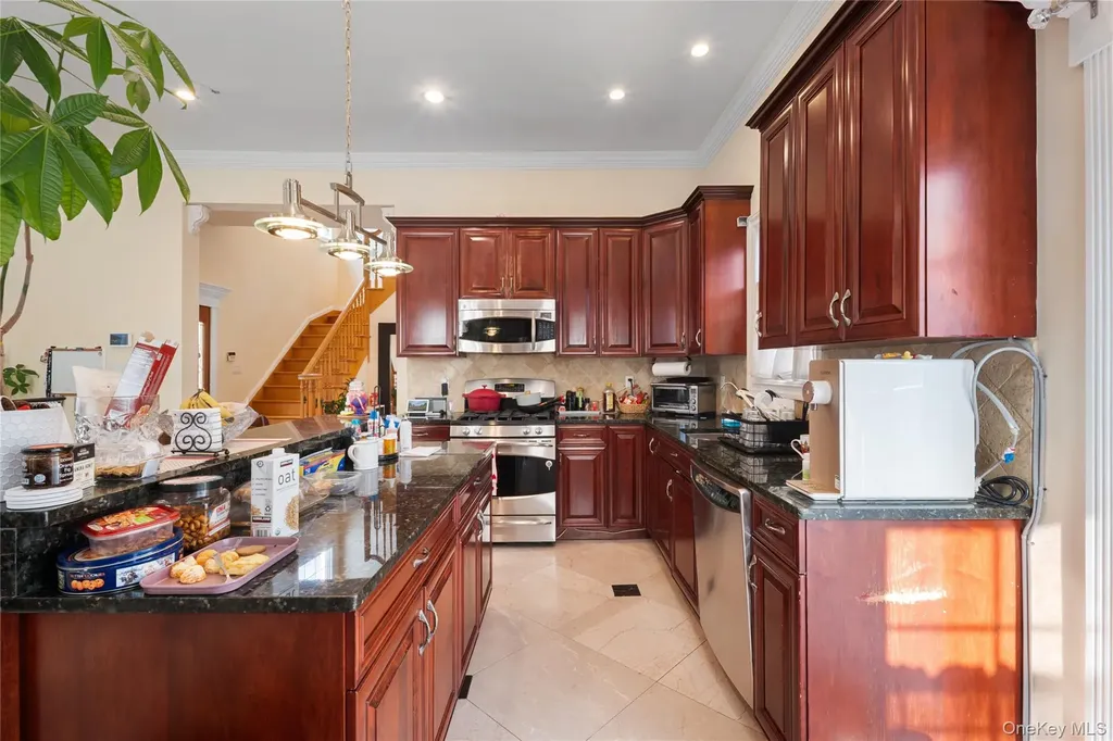 66-19 Commonwealth Boulevard Little Neck NY 11362