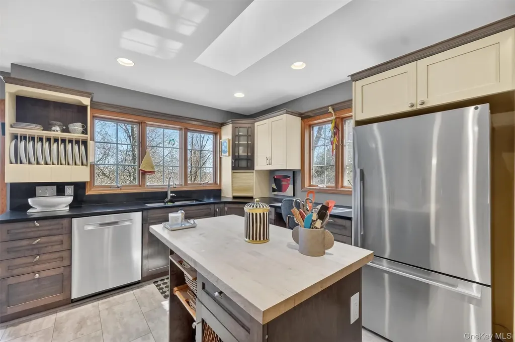 15 Meadow Drive Red Hook NY 12571