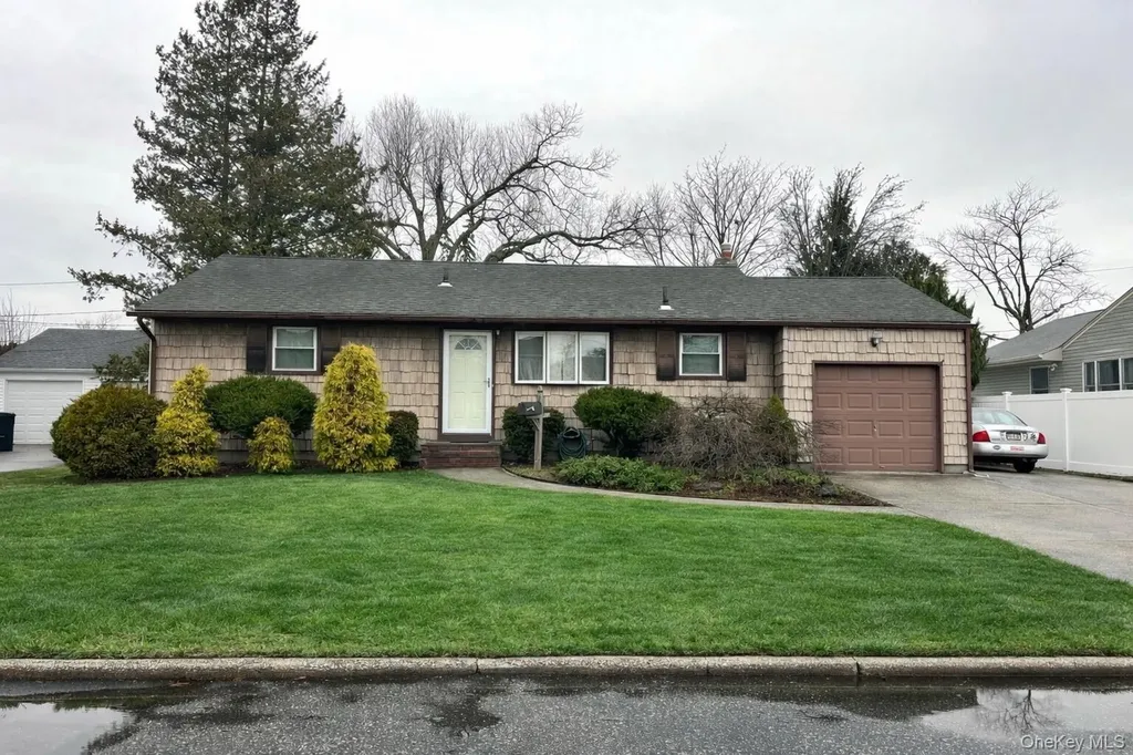 17 Windsor Street Islip NY 11751