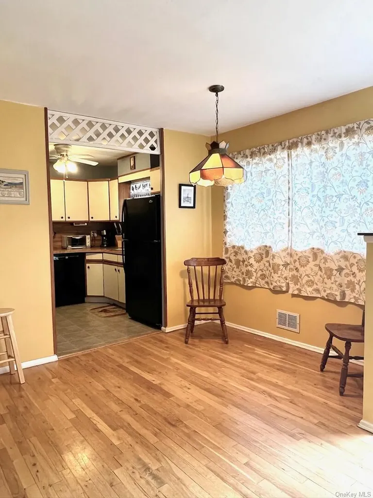 17 Windsor Street Islip NY 11751