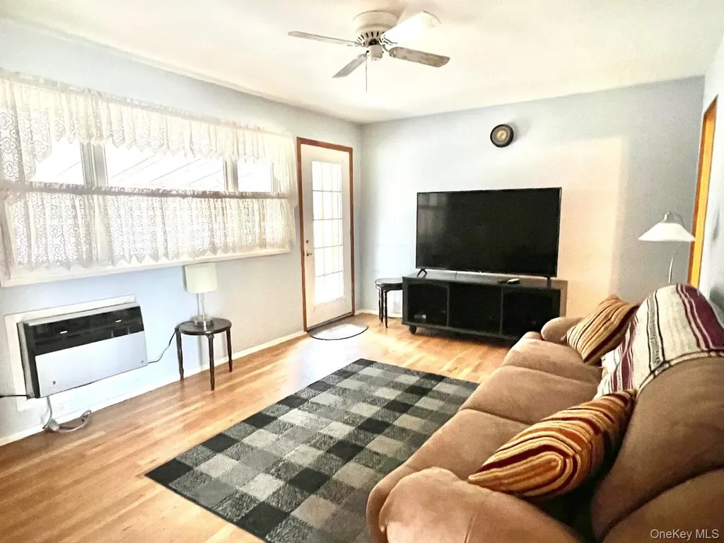 17 Windsor Street Islip NY 11751