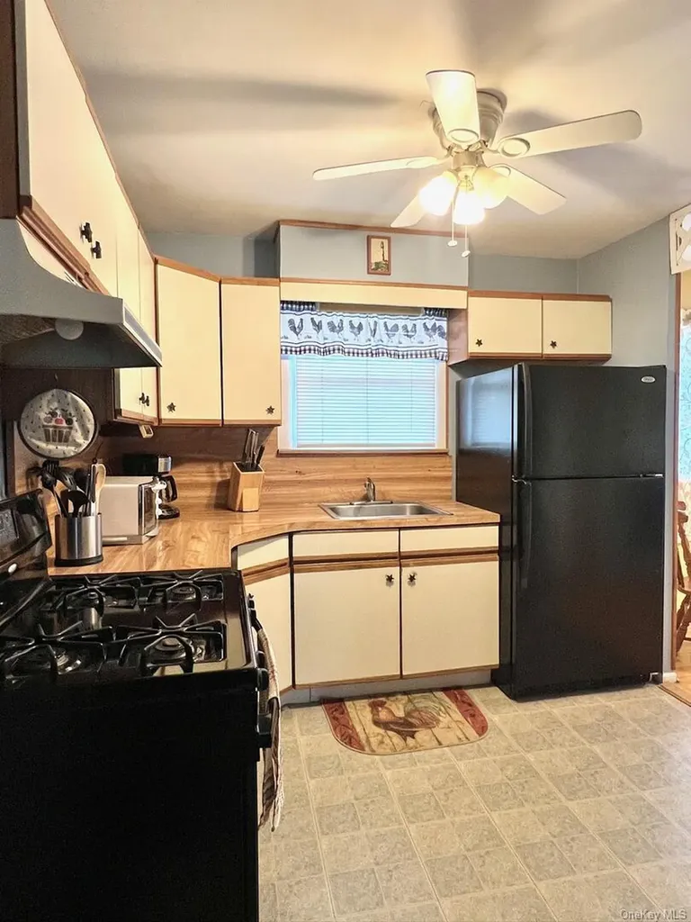 17 Windsor Street Islip NY 11751