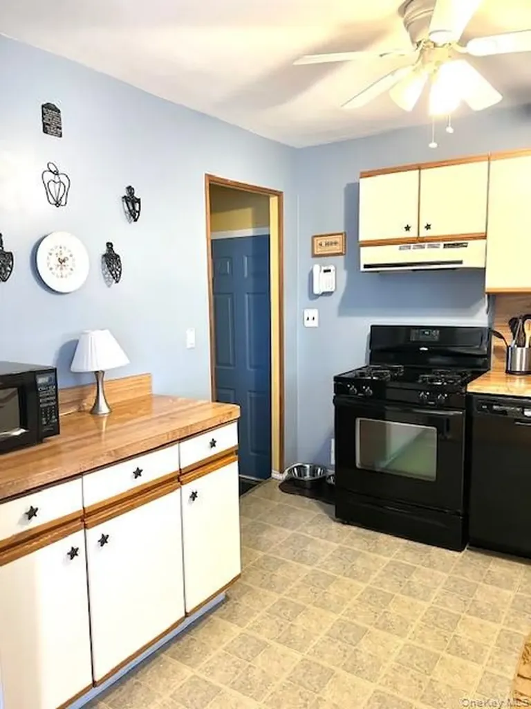 17 Windsor Street Islip NY 11751