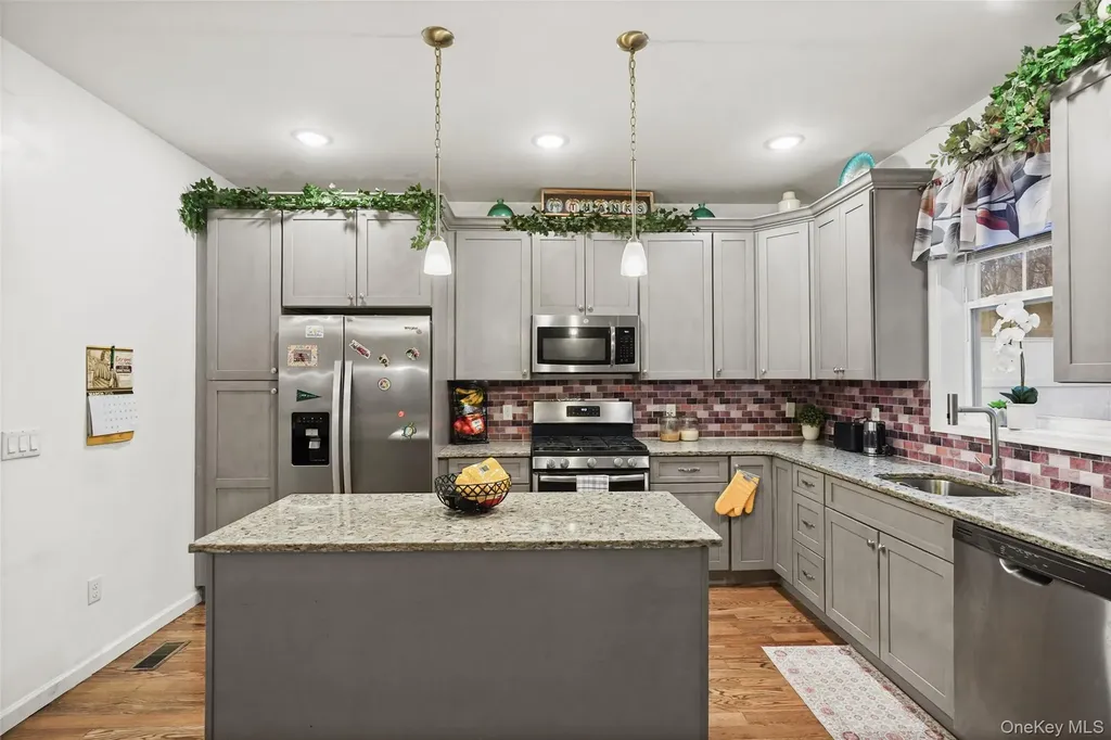 28 Magnolia Park Middletown NY 10940