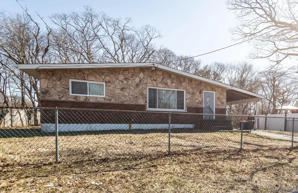 19 Dawn Crescent Central Islip NY 11722