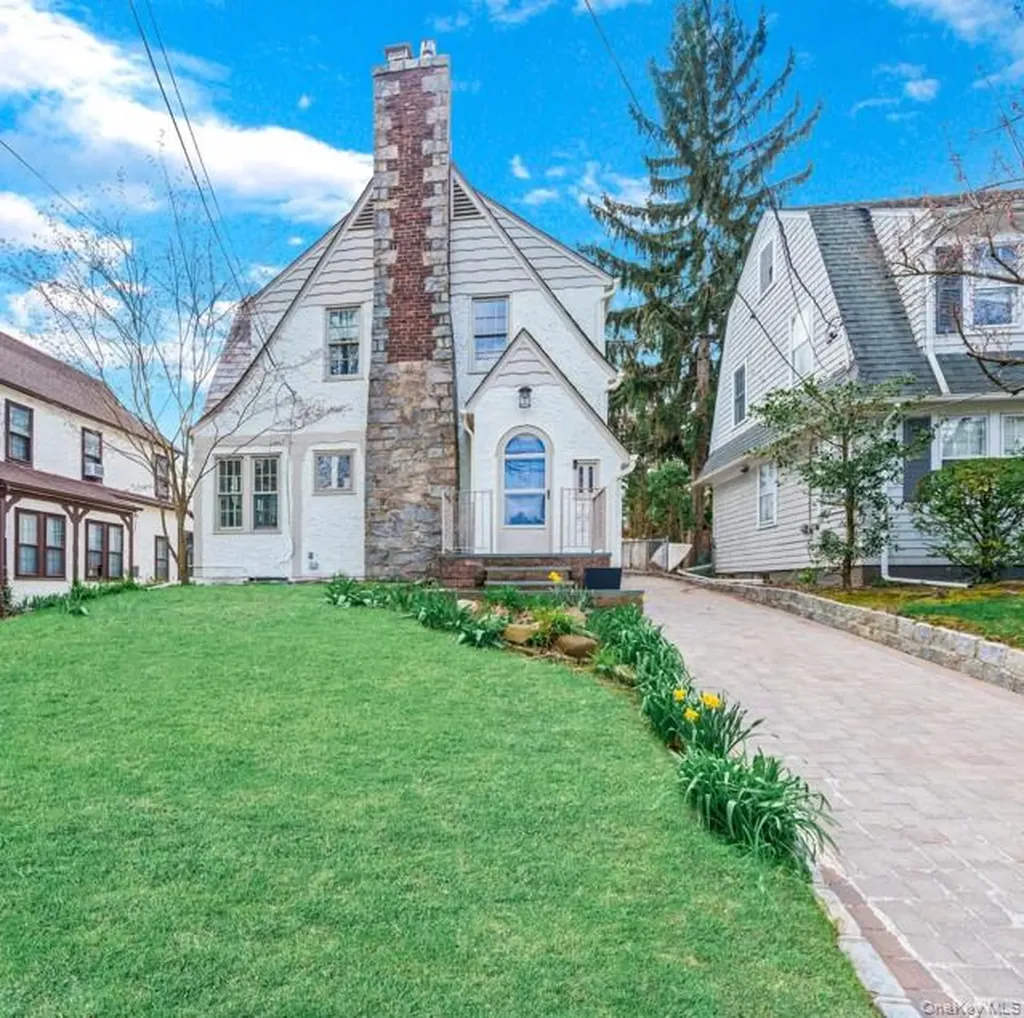 340 Manor Road Douglaston NY 11363
