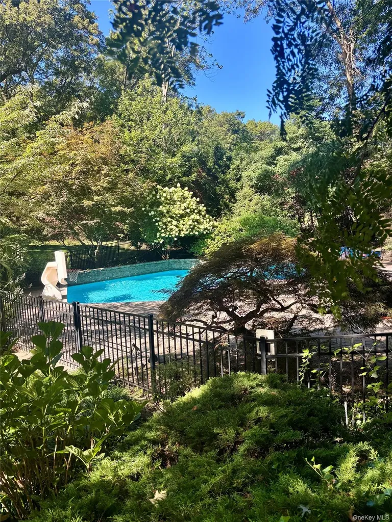 39 Cherry Lane Syosset NY 11791