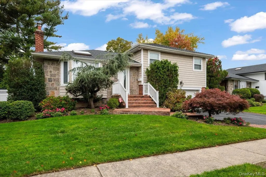 45 Winthrop Road Plainview NY 11803