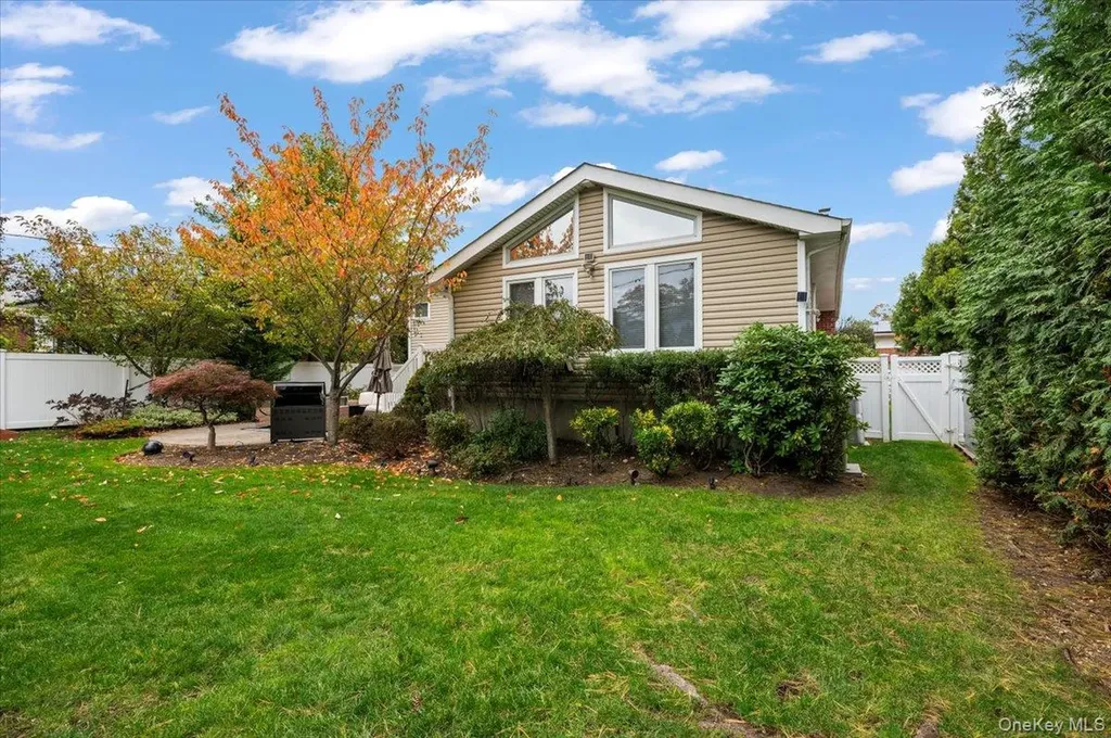 45 Winthrop Road Plainview NY 11803