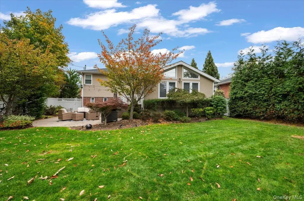 45 Winthrop Road Plainview NY 11803