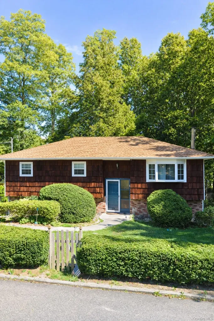 14 Kenneth Avenue Huntington NY 11743