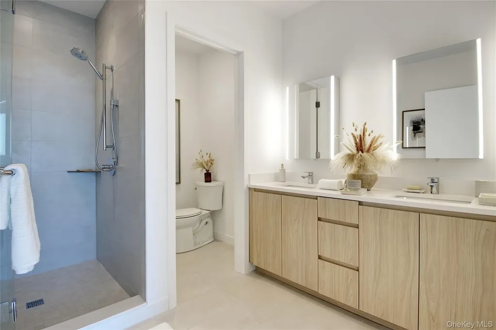 333 Warner Avenue Roslyn NY 11576
