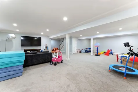 33 Wynmor Road Scarsdale NY 10583