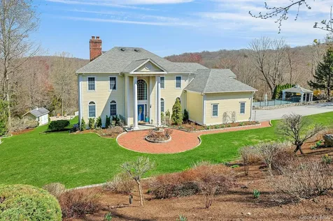 350 Wooded Hill Court Chappaqua NY 10514