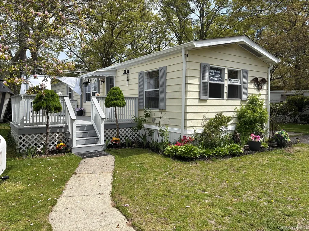 525/82 Riverleigh Riverhead NY 11901