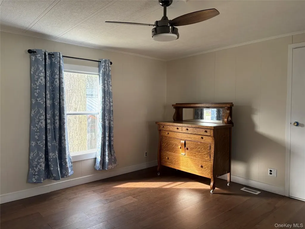525/82 Riverleigh Riverhead NY 11901