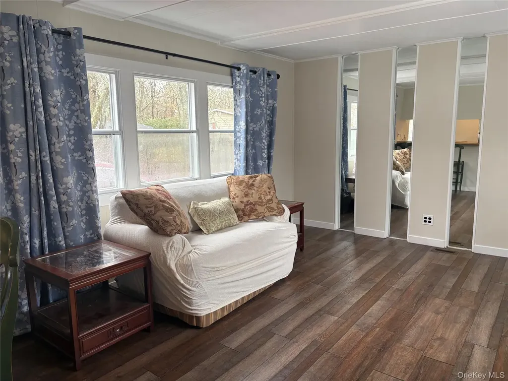 525/82 Riverleigh Riverhead NY 11901