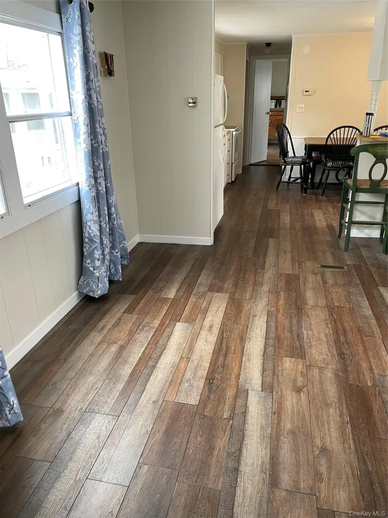 525/82 Riverleigh Riverhead NY 11901