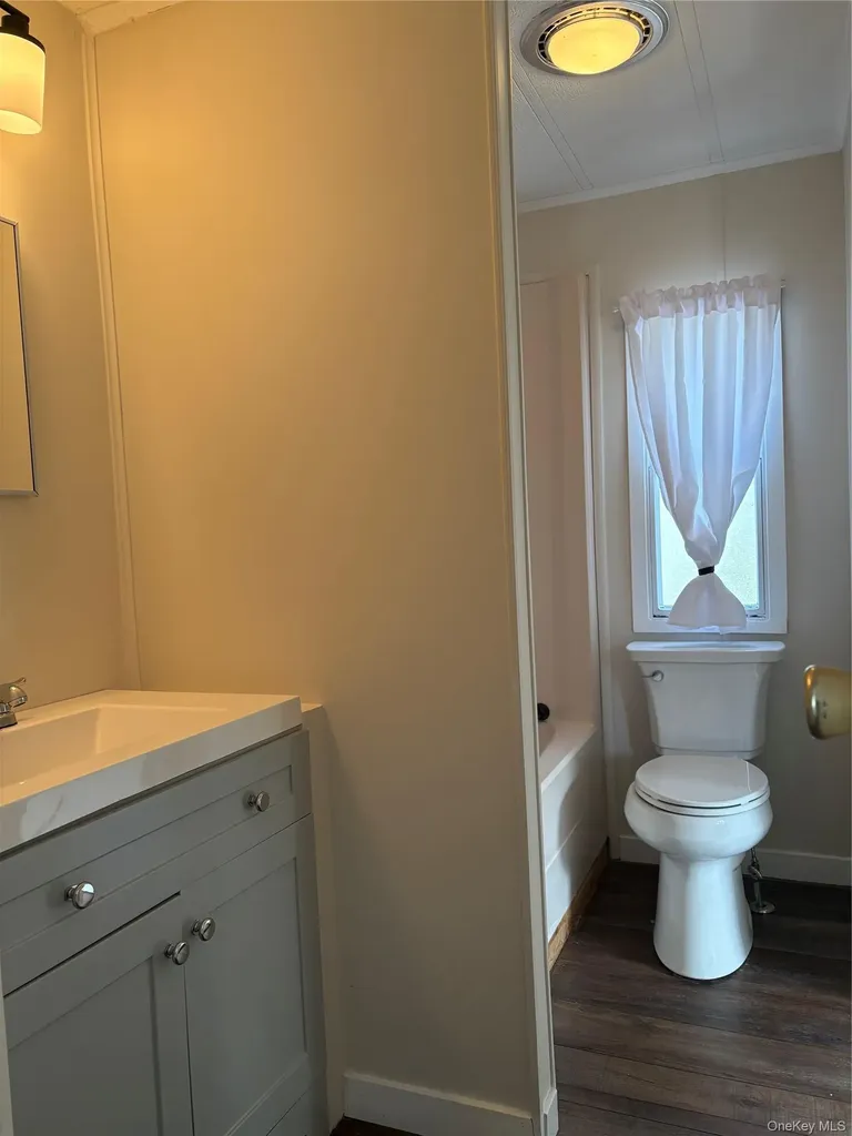 525/82 Riverleigh Riverhead NY 11901