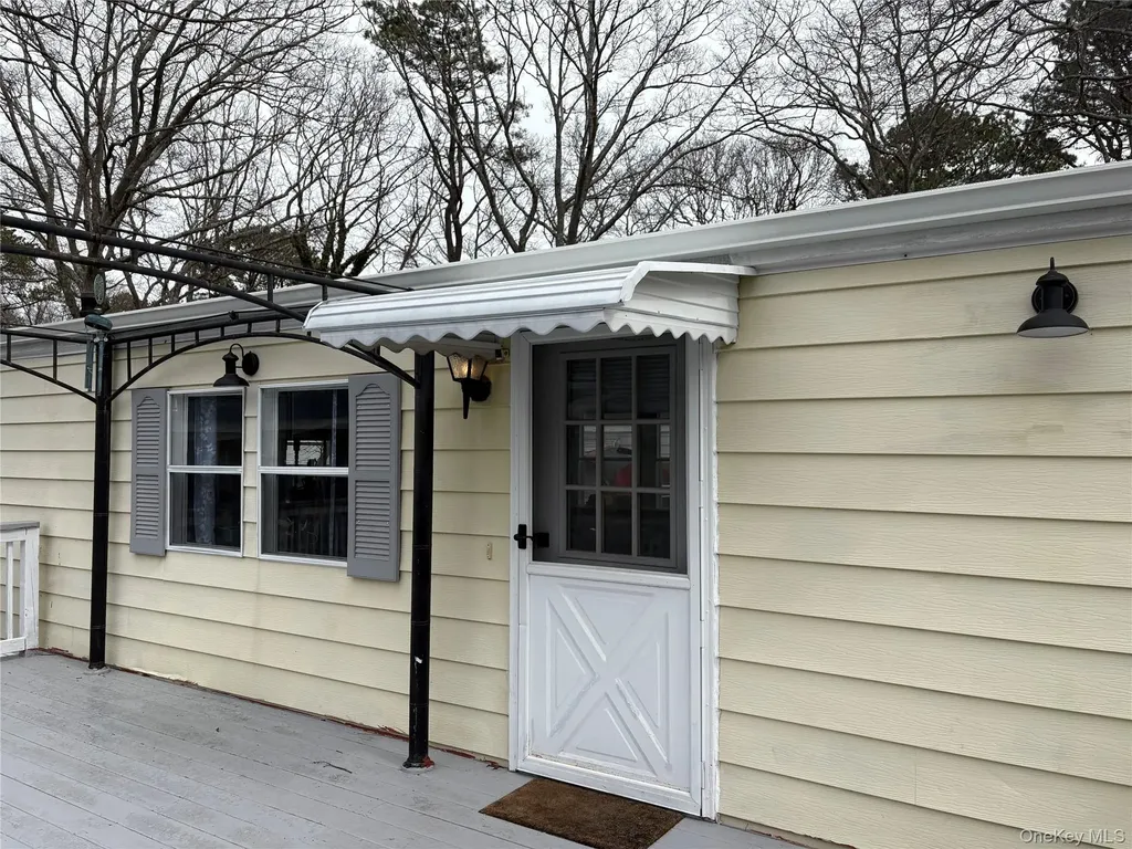 525/82 Riverleigh Riverhead NY 11901