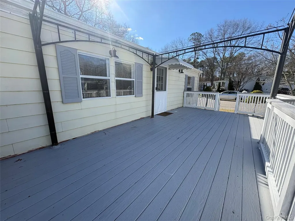 525/82 Riverleigh Riverhead NY 11901