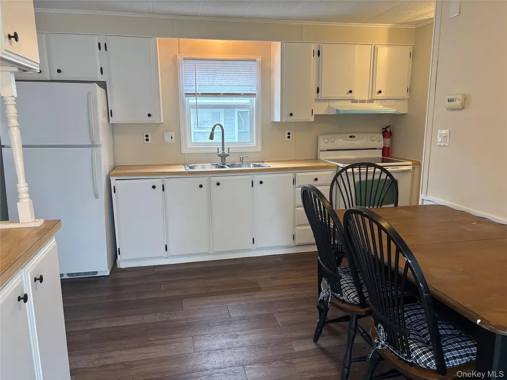 525/82 Riverleigh Riverhead NY 11901