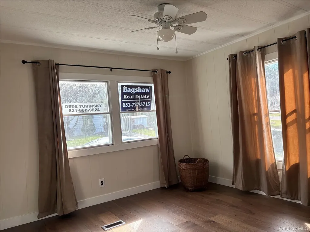 525/82 Riverleigh Riverhead NY 11901