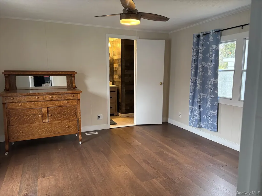 525/82 Riverleigh Riverhead NY 11901
