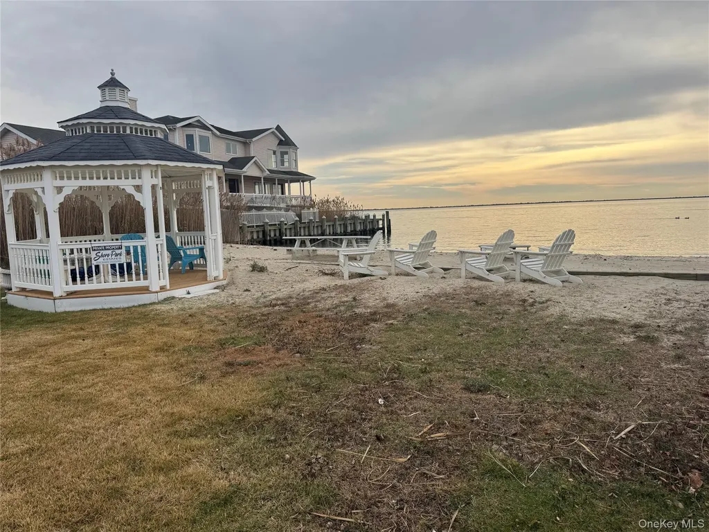 815 Anthony Drive Lindenhurst NY 11757