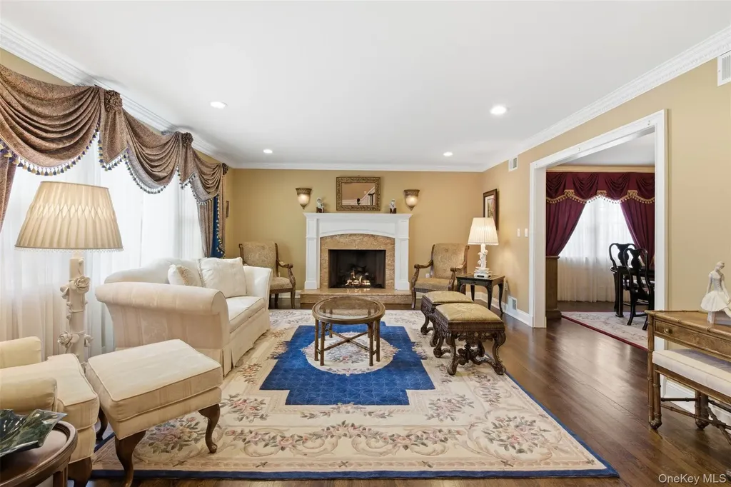 2 Knoll Lane Glen Head NY 11545