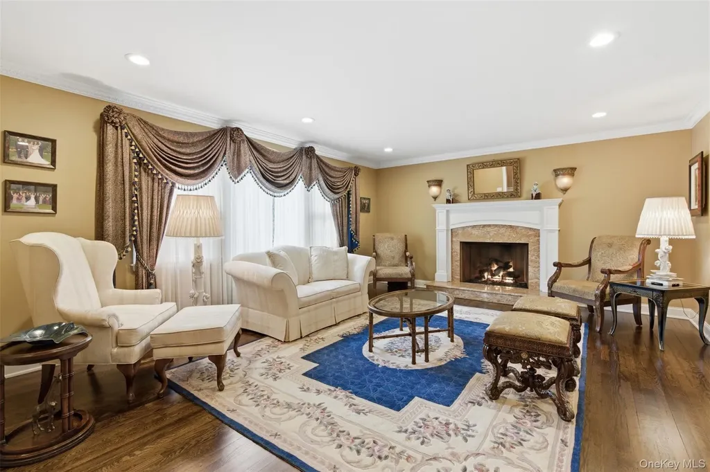 2 Knoll Lane Glen Head NY 11545