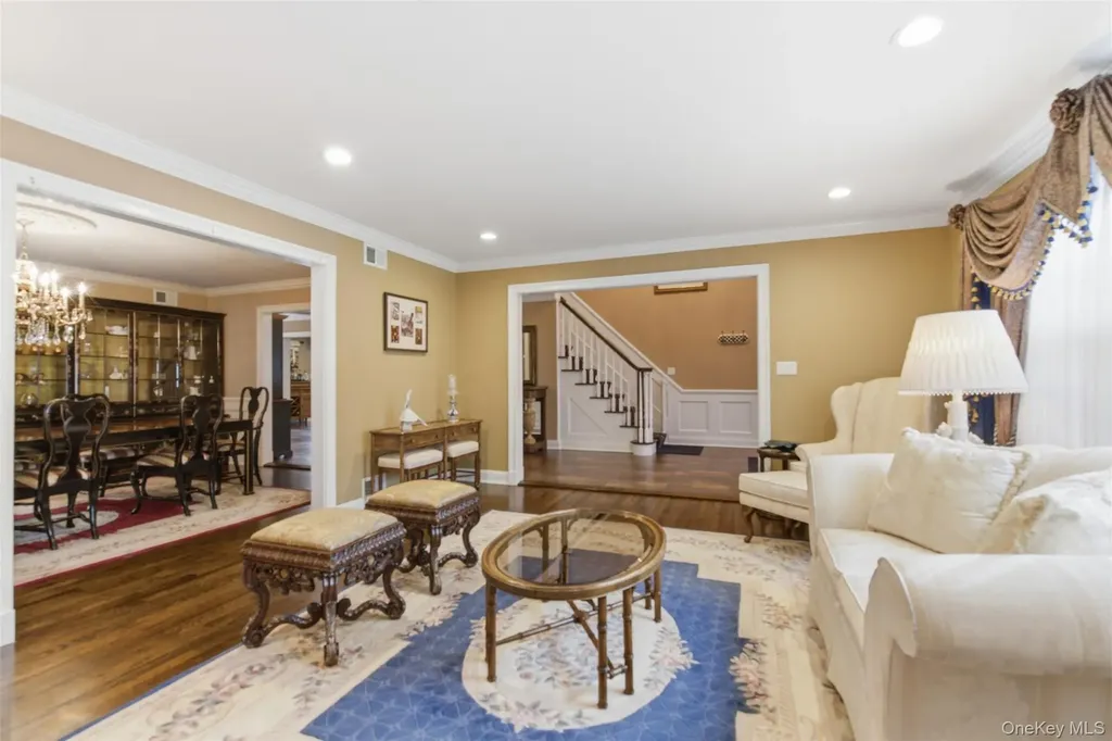 2 Knoll Lane Glen Head NY 11545