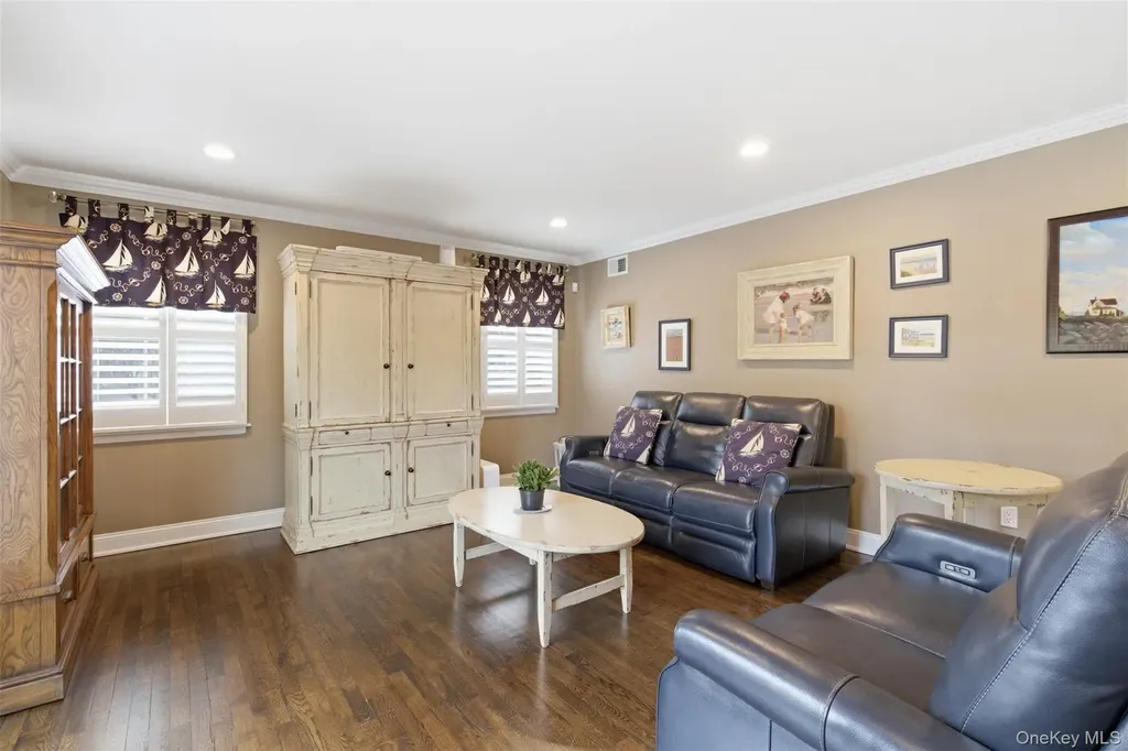 2 Knoll Lane Glen Head NY 11545