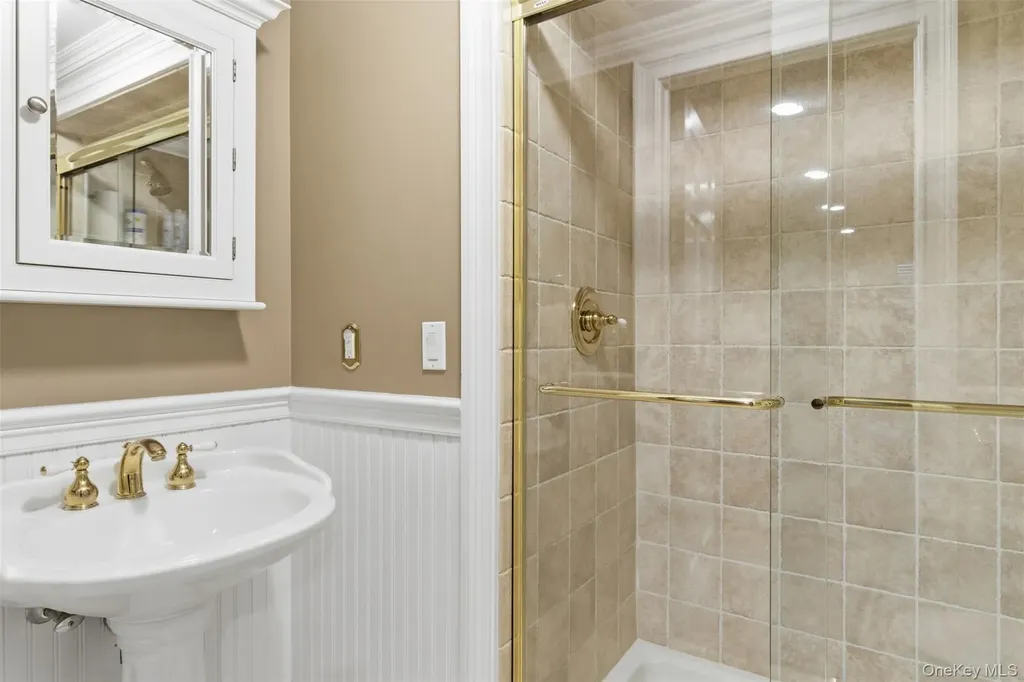 2 Knoll Lane Glen Head NY 11545