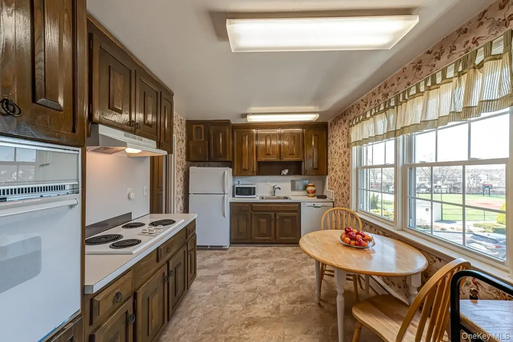 1 Bengeyfield Drive East Williston NY 11596