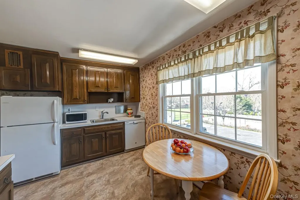 1 Bengeyfield Drive East Williston NY 11596
