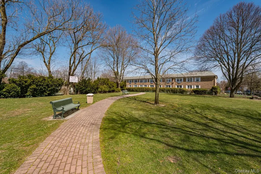 1 Bengeyfield Drive East Williston NY 11596