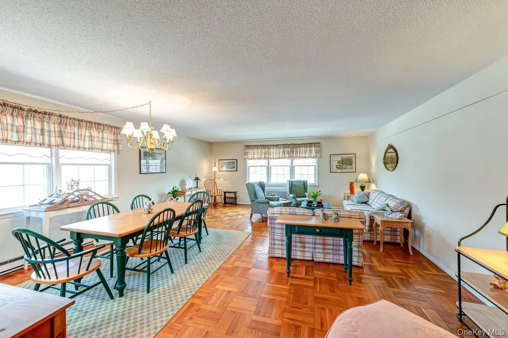 1 Bengeyfield Drive East Williston NY 11596